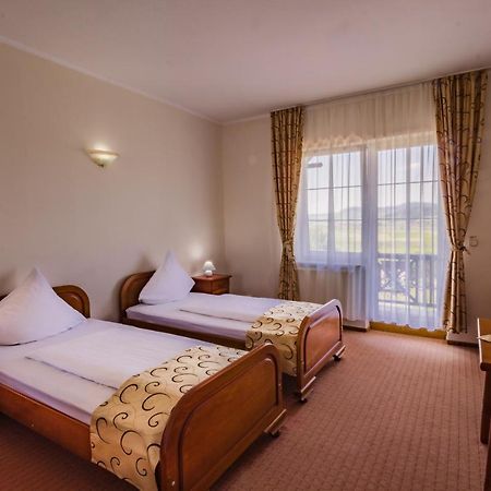 Hotel Europa Kokeltal Albesti  Екстер'єр фото