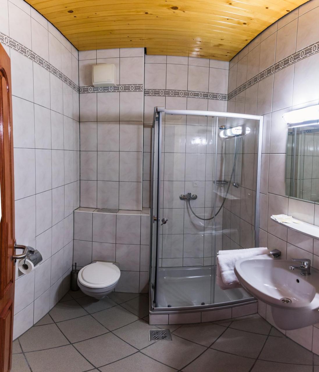 Hotel Europa Kokeltal Albesti  Екстер'єр фото