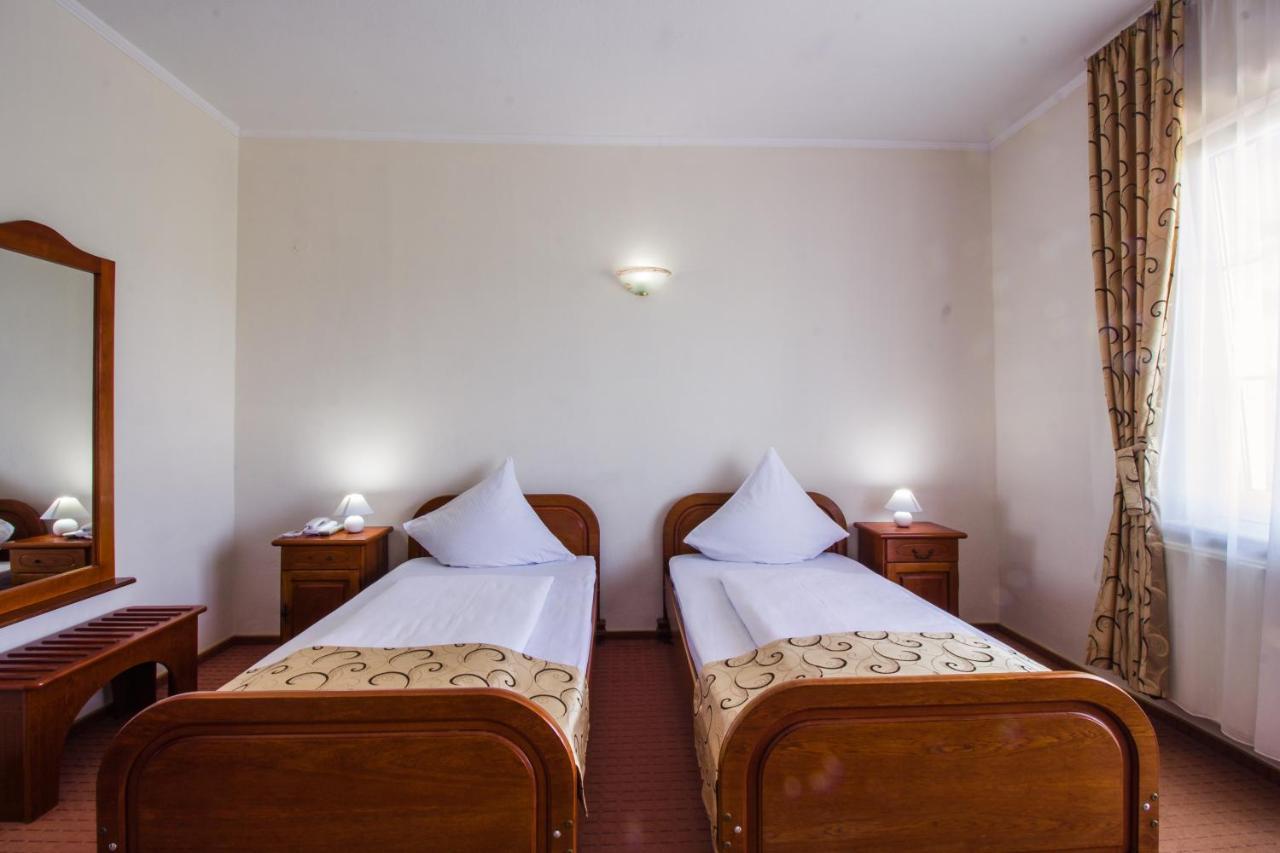Hotel Europa Kokeltal Albesti  Екстер'єр фото