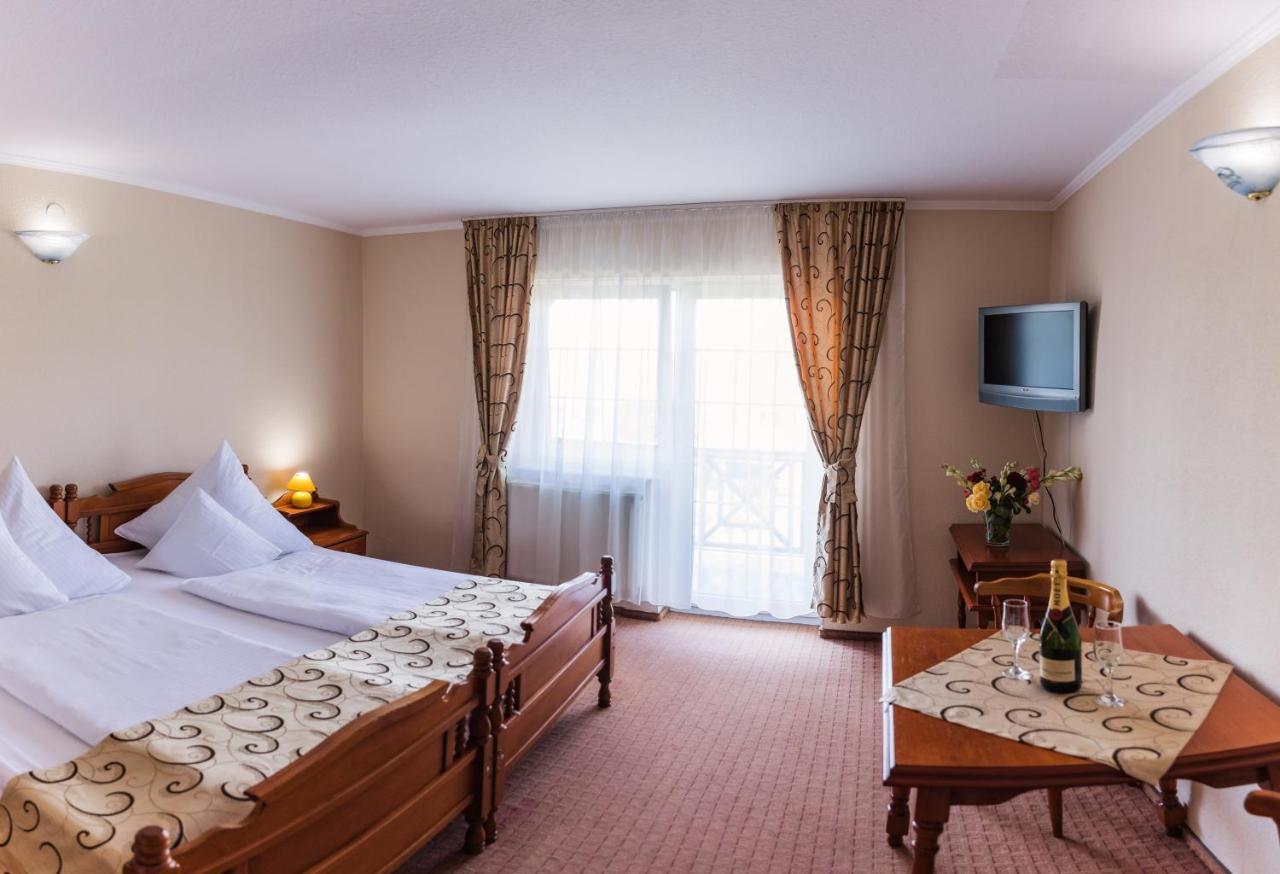 Hotel Europa Kokeltal Albesti  Екстер'єр фото