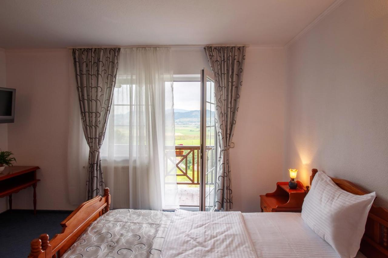 Hotel Europa Kokeltal Albesti  Екстер'єр фото