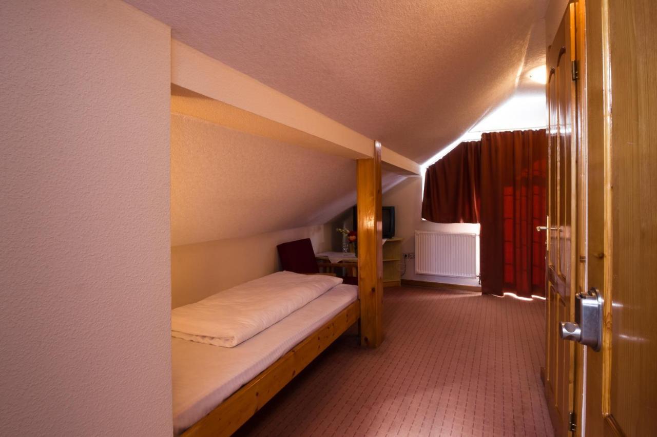 Hotel Europa Kokeltal Albesti  Екстер'єр фото