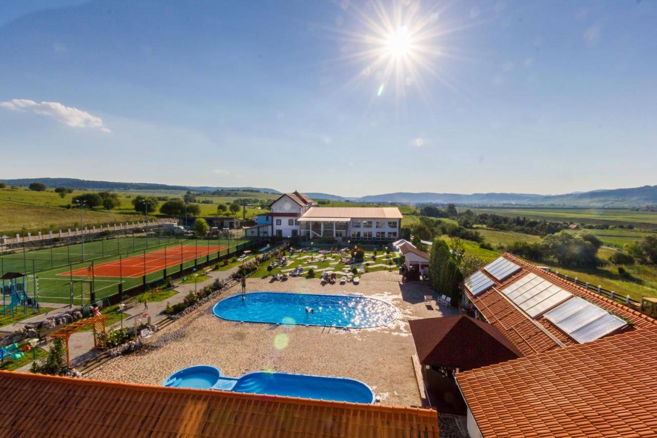 Hotel Europa Kokeltal Albesti  Екстер'єр фото