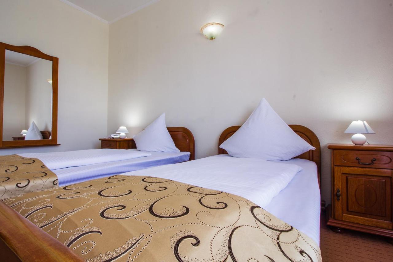 Hotel Europa Kokeltal Albesti  Екстер'єр фото