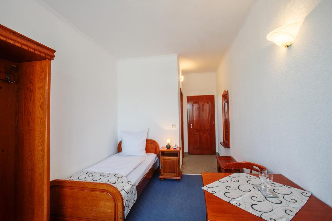 Hotel Europa Kokeltal Albesti  Екстер'єр фото