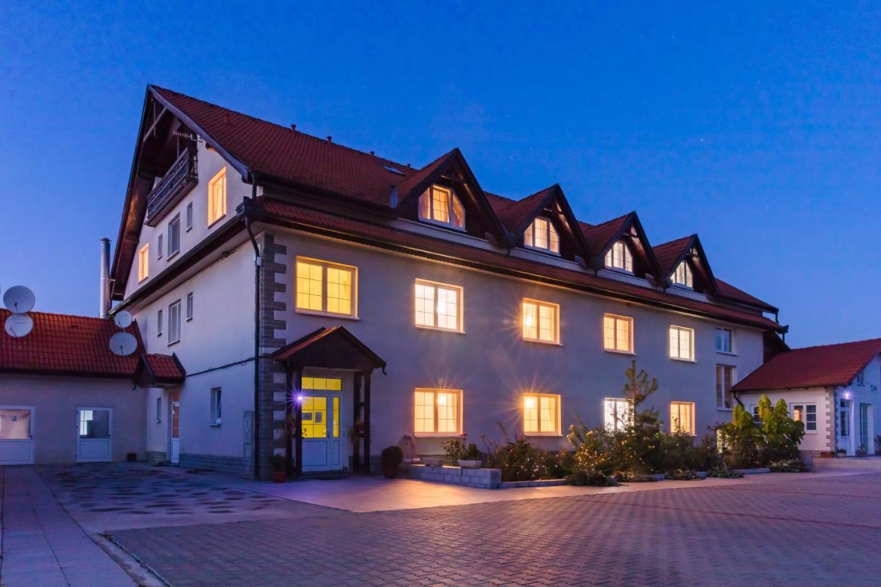 Hotel Europa Kokeltal Albesti  Екстер'єр фото